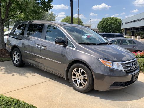 Used 2013 Honda Odyssey EX image 2