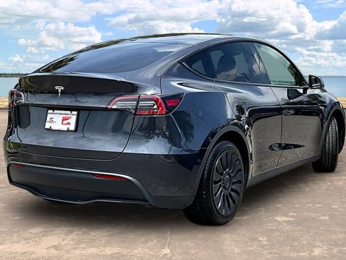 Used 2024 Tesla Model Y Long Range RWD image 4