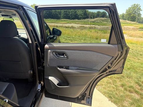Used 2023 Nissan Rogue SV AWD/4WD image 33