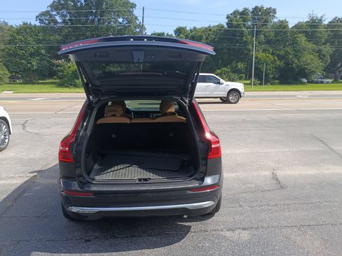 Used 2023 Volvo XC60 B5 Ultimate w/ Climate Package FWD image 4