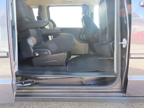 Used 2016 Dodge Grand Caravan SXT w/ Quick Order Package 29G SXT FWD image 16