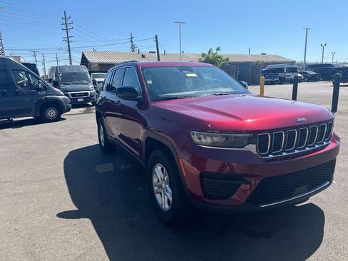 Used 2023 Jeep Grand Cherokee Laredo AWD/4WD image 11