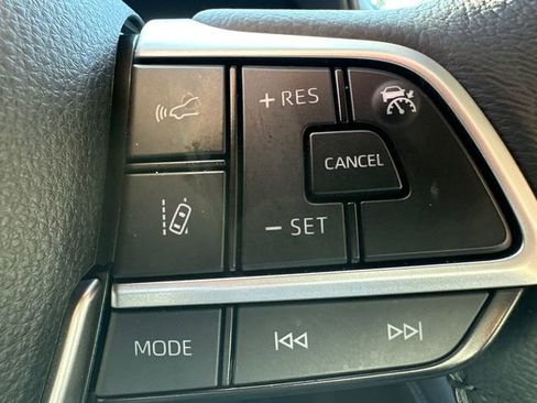 Used 2025 Toyota Sienna XLE image 23