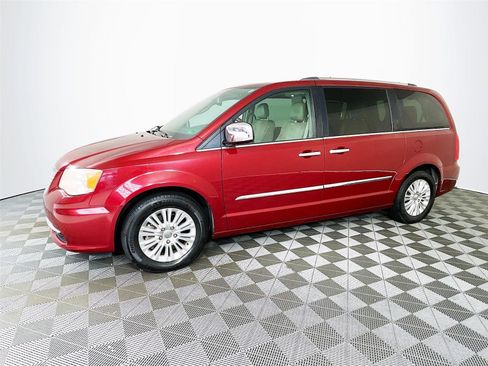 Used 2014 Chrysler Town & Country Limited w/ Luxury Group FWD image 4