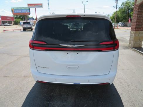 Used 2021 Chrysler Pacifica Touring-L w/ Uconnect Theater Family Group FWD image 6