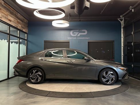 Used 2024 Hyundai Elantra Limited image 2