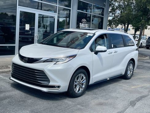 Used 2026 Toyota Sienna Limited FWD image 12