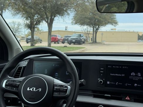 Used 2025 Kia Sportage LX image 34