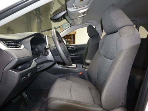 Used 2025 Toyota RAV4 XLE image 22