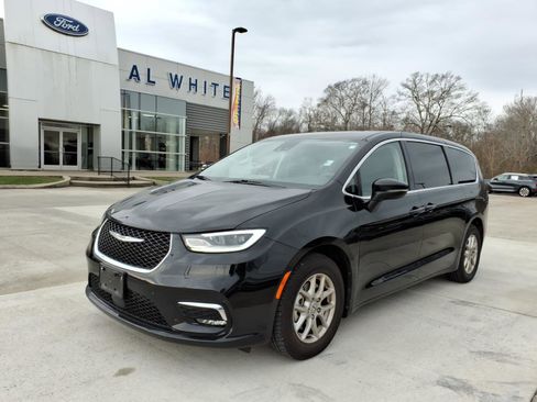 Used 2023 Chrysler Pacifica Touring-L image 1