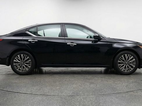 Used 2025 Nissan Altima 2.5 SV image 8