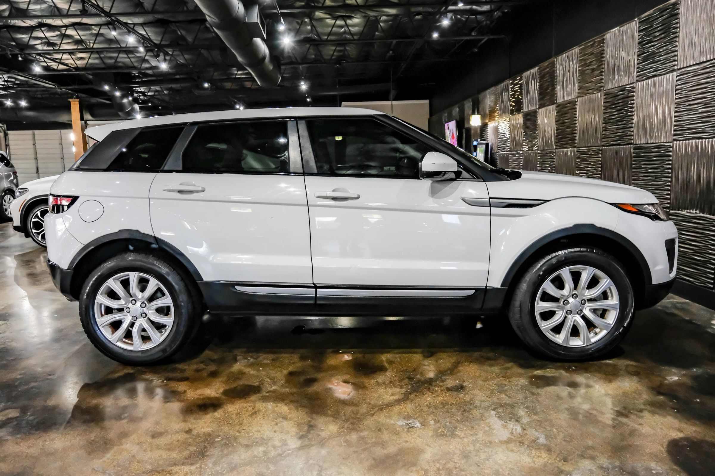 Used 2017 Land Rover Range Rover Evoque SE AWD/4WD image 7