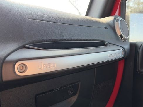 Used 2017 Jeep Wrangler Unlimited Sahara w/ Connectivity Group image 16