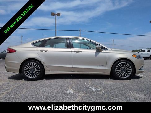 Used 2018 Ford Fusion Titanium image 2