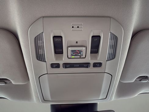 Used 2023 Toyota Highlander XLE AWD/4WD image 25