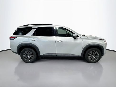 Used 2022 Nissan Pathfinder SV image 5