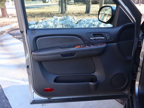 Used 2009 Chevrolet Tahoe LTZ image 25