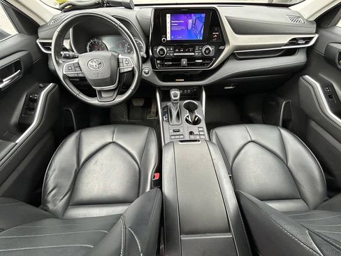 Used 2023 Toyota Highlander XLE AWD/4WD image 11