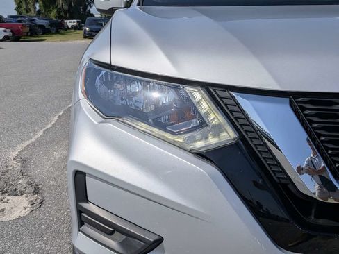 Used 2019 Nissan Rogue S w/ Special Edition Package FWD image 9