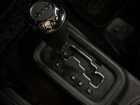 Used 2015 Jeep Wrangler Unlimited Rubicon w/ Connectivity Group image 30