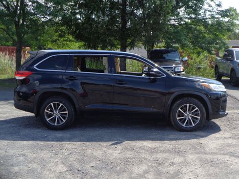 Used 2018 Toyota Highlander XLE AWD/4WD image 4