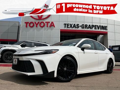 Used 2025 Toyota Camry SE image 1