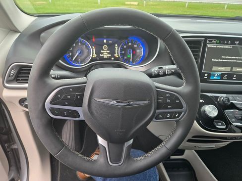 Used 2024 Chrysler Pacifica Touring-L image 11