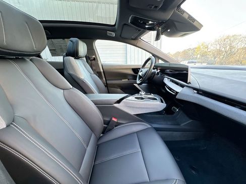 Used 2025 Cadillac Optiq Luxury 1 image 30