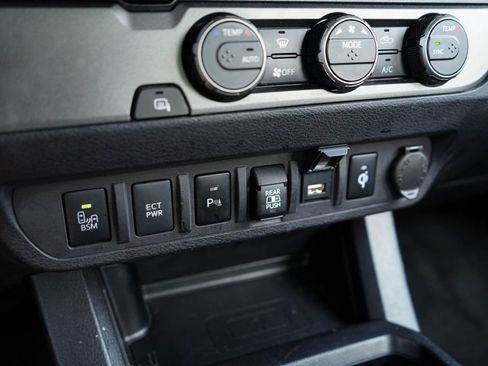 Used 2022 Toyota Tacoma TRD Off-Road w/ Technology Package image 24