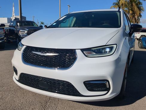 Used 2024 Chrysler Pacifica Limited image 9