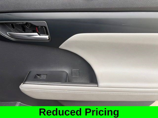 Used 2020 Toyota Highlander XLE AWD/4WD image 40