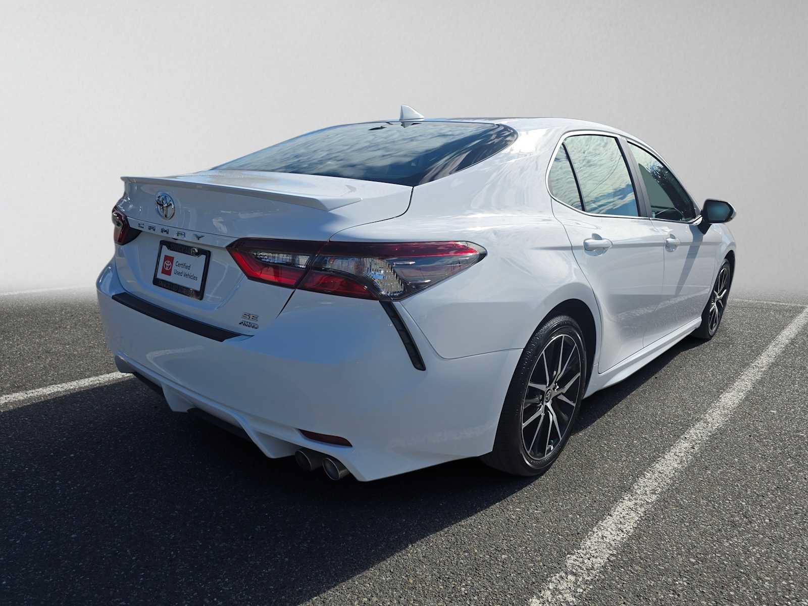 Used 2024 Toyota Camry SE AWD/4WD image 3