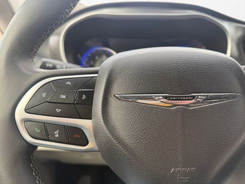 Certified 2023 Chrysler Pacifica Touring-L image 25