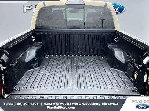 Used 2019 Toyota Tacoma TRD Sport w/ Technology Package image 12