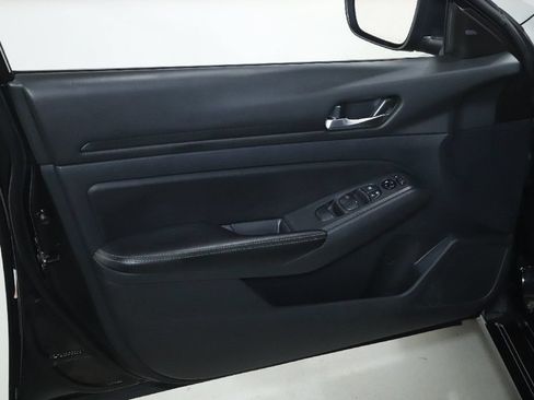 Used 2024 Nissan Altima 2.5 SV FWD image 15