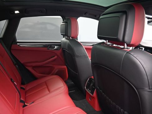 Certified 2023 Porsche Macan AWD/4WD image 7