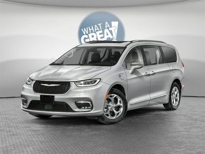 New 2023 Chrysler Pacifica Limited w/ Uconnect Theater Family Group