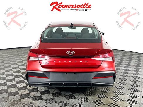 Used 2024 Hyundai Elantra SEL image 6