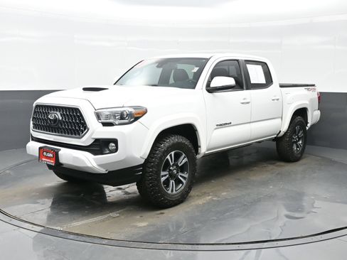Used 2018 Toyota Tacoma TRD Sport image 2