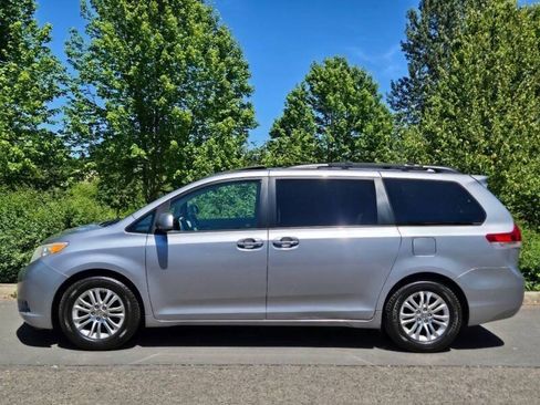 Used 2012 Toyota Sienna XLE w/ Premium Pkg FWD image 4