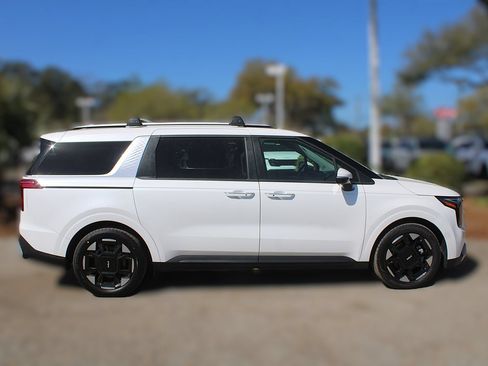 New 2026 Kia Carnival EX FWD image 5