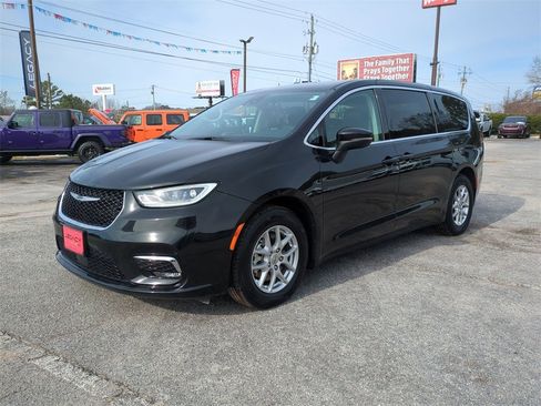 Used 2023 Chrysler Pacifica Touring-L image 7