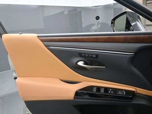 Certified 2025 Lexus ES 350 w/ Premium Package FWD image 17