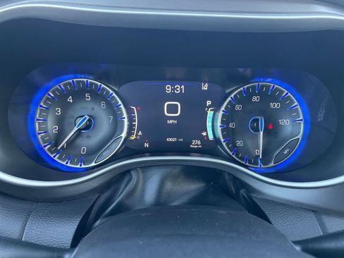 Used 2024 Chrysler Pacifica Touring-L image 43