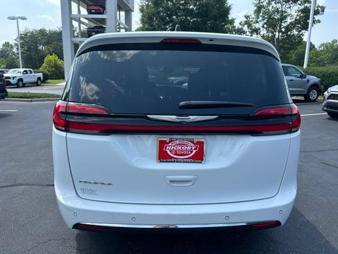 Used 2024 Chrysler Pacifica Touring-L FWD image 8