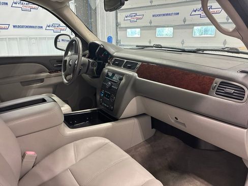 Used 2010 GMC Yukon XL SLT w/ SLT-2 Equipment Package AWD/4WD image 38