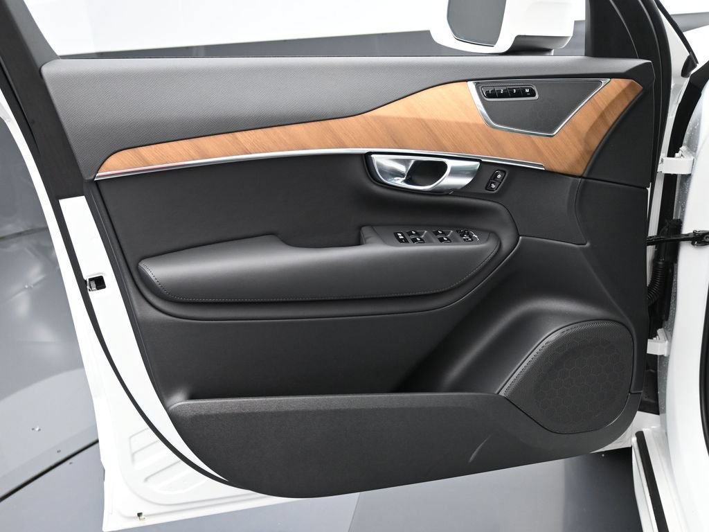 Certified 2025 Volvo XC90 T8 Core w/ Protection Package Premier AWD/4WD image 28