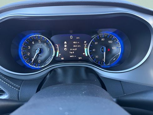 Used 2025 Chrysler Pacifica Limited image 6