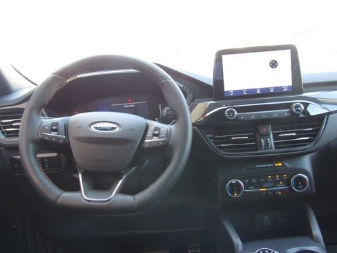 Used 2024 Ford Escape ST-Line w/ Cold Weather Package FWD image 5