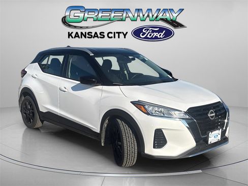 Used 2023 Nissan Kicks SV image 1